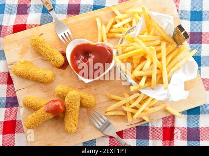 Patatine fritte e bastoncini di mozzarella Foto Stock