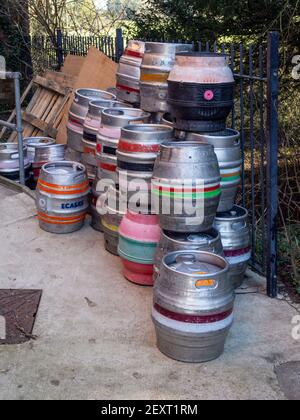 Pila di barili di birra in metallo vuoti fuori dal Mill Brewey, Towcester, Northamptonshire, Regno Unito Foto Stock