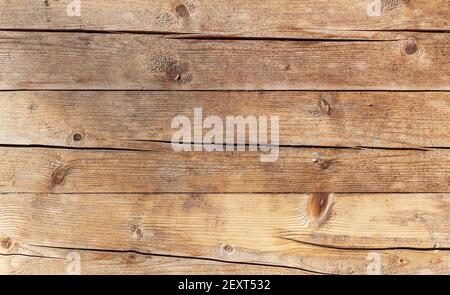 Grugnosa parete di legno non colorato fatta di assi ruvidi con crepe, trama della foto di sfondo Foto Stock