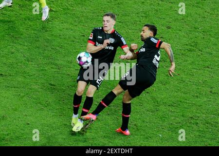 Leverkusen, BayArena, 28.02.21: Florian Wirtz (Bayer 04 Leverkusen) (L) und Karim Bellarabi (Bayer 04 Leverkusen) stehen sich im Weg im Spiel der 1.Bu Foto Stock