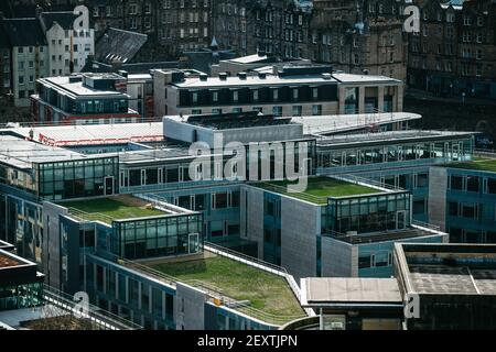 Il tetto degli uffici del comune di Edimburgo, Waverley Court, dotato di pannelli solari, con vista sulla città di Edimburgo sullo sfondo. Foto Stock