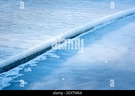 Grande spaccatura pulita in ghiaccio di mare con neve bianca sulla parte superiore. Foto Stock