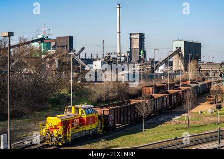 Impianto di coking di HKM, Hüttenwerke Krupp-Mannesmann a Duisburg-Hüttenheim, locomotiva diesel con carri, Duisburg, NRW, Germania, Foto Stock