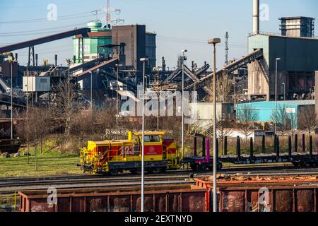 Impianto di coking di HKM, Hüttenwerke Krupp-Mannesmann a Duisburg-Hüttenheim, locomotiva diesel con carri, Duisburg, NRW, Germania, Foto Stock