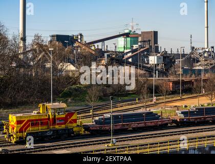 Impianto di coking di HKM, Hüttenwerke Krupp-Mannesmann a Duisburg-Hüttenheim, locomotiva diesel con carri, Duisburg, NRW, Germania, Foto Stock