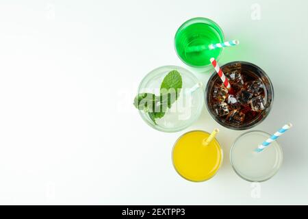 Bicchieri di soda diversa su sfondo bianco Foto Stock