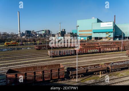 Impianto di coking di HKM, Hüttenwerke Krupp-Mannesmann a Duisburg-Hüttenheim, locomotiva diesel con carri, Duisburg, NRW, Germania, Foto Stock