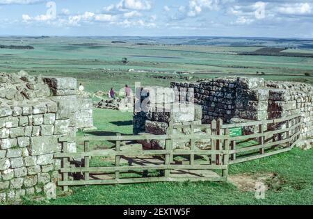 Rovine del forte romano ‘Vercovicium’ o ‘Borcovicium’ a Housesteads, 37th milecastle sul Muro di Adriano per la Legione ‘Augusta’ del 2nd. Resti di una fortificazione difensiva romana conosciuta come il Muro di Adriano, per un totale di circa 118 km con numero di fortezze, castelli e torrette. Porta ovest. Scansione di archivio da un vetrino. Giugno 1974. Foto Stock