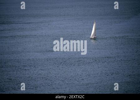 Barca a vela sul mare Foto Stock