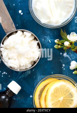 Cosmetici fatti in casa ingredienti per la pelle, il corpo. Vista dall'alto. Foto Stock