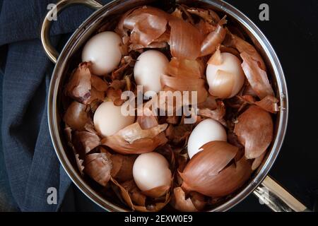 Uova di Pasqua colorate naturalmente con pelle di cipolla. Colorazione atossica delle uova di Pasqua. Foto Stock