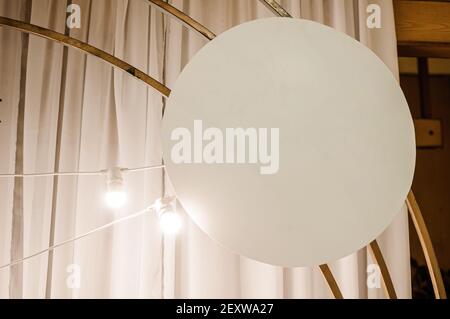 Decorazioni in mongolfiera per le vacanze. Palloncini bianchi Foto Stock