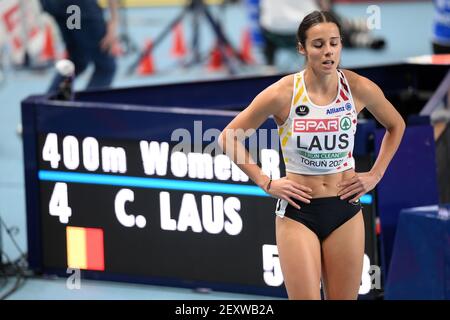 Il belga Camille Laus ha ritratto dopo il caldo del primo round femminile di 400m di gara del Campionato europeo di atletica Indoor, a Torun, Polan Foto Stock