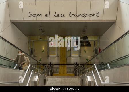 Palma de Mallorca, Spagna; marzo 04 2021: Vista aerea dell'ingresso alla stazione intermodale Plaza de España. Persone che indossano maschere per il viso a causa della C Foto Stock