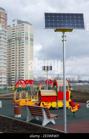 Parco giochi per bambini nel cortile di un appartamento con pannelli solari Foto Stock