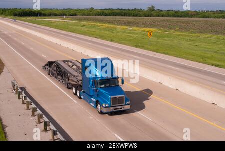 Trasporto su autostrada per autotrasportatori semi-camion Blue Big Rig Foto Stock