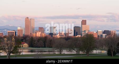 City Park View Ferril Lake Downtown Denver Skyline Sunrise Foto Stock