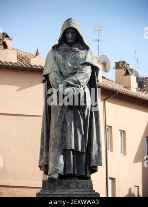 Statua di Giordano Bruno (1548 – 1600) in Piazza di campo de' Fiori, Roma, Italia. Foto Stock