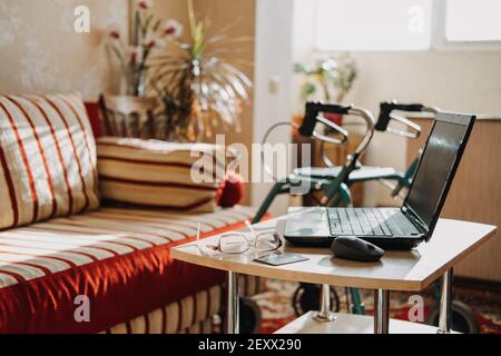 Assicurazione sulla vita per disabili, assicurazione medica per disabili per anziani. Computer portatile, occhiali e documenti sullo sfondo di Foto Stock