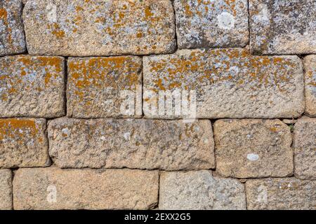 Architetture texture, dettagliate e rustiche di pareti in granito in muratura accoppiato... Foto Stock