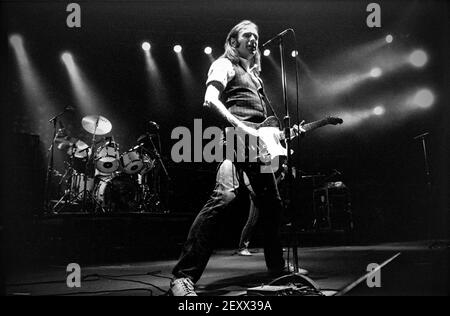ZWOLLE, PAESI BASSI - 08 MAGGIO 1984: Status Quo live sul palco durante un concerto nei Paesi Bassi. Foto Stock