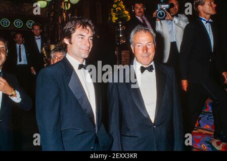 AMSTERDAM, PAESI BASSI - 21 GIU 1989: Timothy Dalton e il regista John Glen alla prima del film di James Bond License to Kill ad Amsterdam. Foto Stock