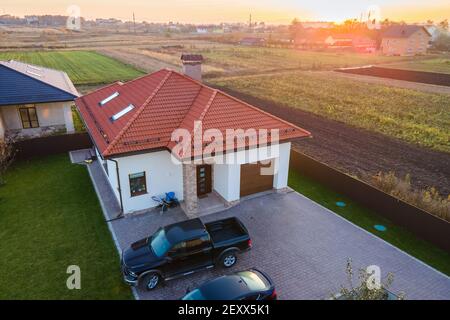 Vista aerea di una casa privata suburbana con auto parcheggiate nel cortile posteriore. Foto Stock