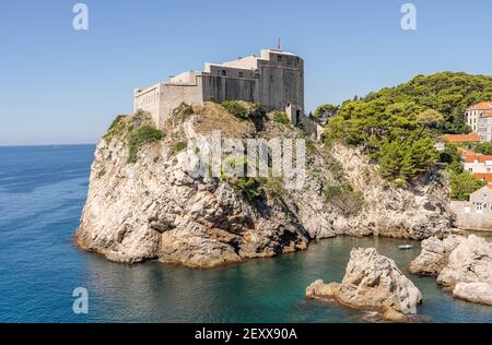 Dubrovnik, Croazia - 22 agosto 2020: Porto ovest con Fort Lovrijenac nel centro storico di Dubrovnik in estate Foto Stock