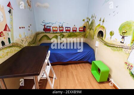 Foto di scorta della stanza per i bambini con decorazioni colorate sulle pareti. Foto Stock