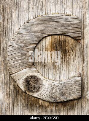 Lettera C segata da legno intemperie Foto Stock