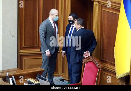 KIEV, UCRAINA - 5 MARZO 2021 - il primo ministro dell'Ucraina Denys Shmyhal (L) parla con il presidente Dmytro Razumkov (C) durante il tradizionale venerdì 'ora o Foto Stock