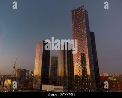 Manchester, Regno Unito, 26 febbraio 2021. L'immagine mostra lo sviluppo di Deansgate Square su Owen Street nel centro di Manchester, che include la South Tower, l'edificio più alto della città, Manchester, Gran Bretagna, 26 febbraio 2021. Il cityÕs cambiare skyline dei grattacieli è stato paragonato da alcuni a quello di Manhattan earnong il soprannome di Manchattan. Manchester, Regno Unito. Credito: Jon Super/Alamy. Foto Stock