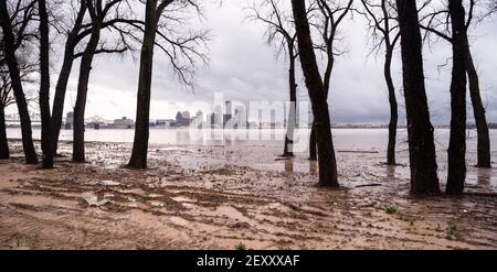 Ohio River Riverbanks traboccante Louisville Kentucky inondazioni Foto Stock