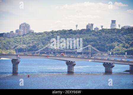 Vista del ponte sul fiume a Kiev Foto Stock