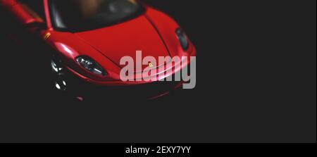 Kharkov, Ucraina - 24 febbraio 2021: Ferrari F430 Spider giocattolo auto sportiva vista frontale, mozzafiato su sfondo nero Foto Stock