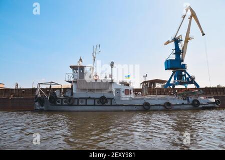 Chiatta e gru sulla riva del fiume Foto Stock