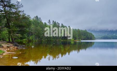 Un tranquillo Loch An Eilein Foto Stock
