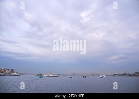 Navi passeggeri nello stretto del Bosforo, Istanbul, Turchia Foto Stock