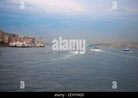 Navi passeggeri nello stretto del Bosforo, Istanbul, Turchia Foto Stock