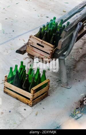 bottiglie di vetro verde in scatole di legno Foto Stock