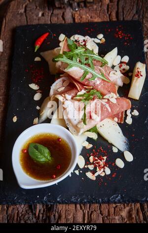 Insalata di melone fresco con fettine sottili di prosciutto Foto Stock