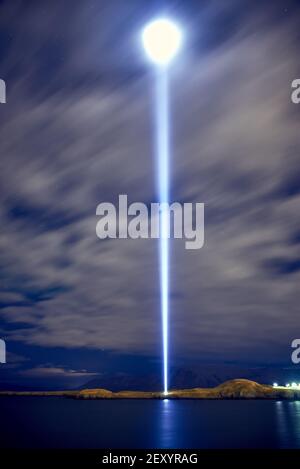 L'Imagine Peace Tower sull'isola di Videy a Reykjavik Foto Stock