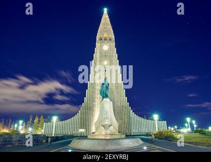 Hallgrimskirkja è una chiesa parrocchiale luterana di Reykjavik, in Islanda. Foto Stock