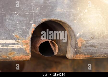 Primo piano della vecchia e arrugginita marmitta del retroescavatore. Foto Stock