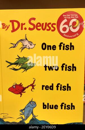 OCEAN SPRINGS, STATI UNITI - Mar 02, 2021: Copertina del 60° anniversario di "One Fish Two Fish Red Fish Blue Fish" del Dr. Seuss Foto Stock
