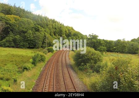 Percorsi in treno che attraversano la campagna della Cornovaglia Foto Stock