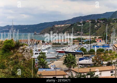 barche nel porto di tropea calabria mar mediterraneo Foto Stock