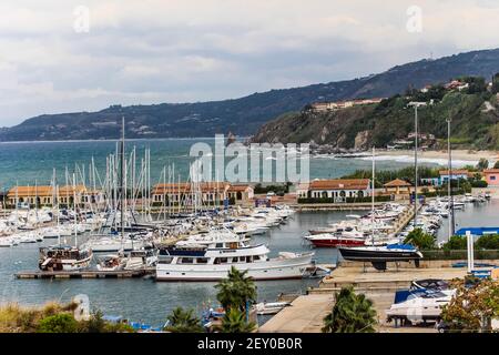 barche nel porto di tropea calabria mar mediterraneo Foto Stock