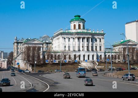 Mosca, Russia - 13.04.2015. La vecchia residenza del 18 ° secolo - la Casa Pashkov. Attualmente, la Biblioteca di Stato russa a Mo Foto Stock