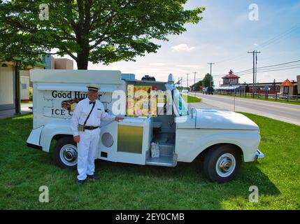 Strasburg, Pennsylvania, 2018 giugno - Old Restored Good Humor Ice Cream Truck e proprietario parcheggiato su Grass Selling Ice Cream Foto Stock